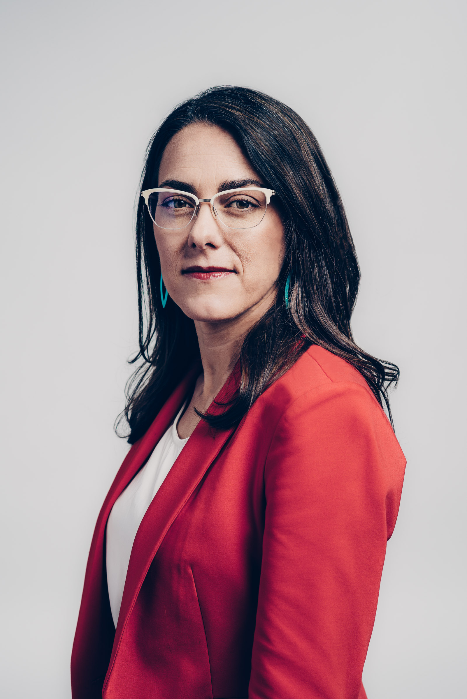 Personal branding portrait Gina Helfrich Diversity Inclusion Expert - red jacket grey backdrop